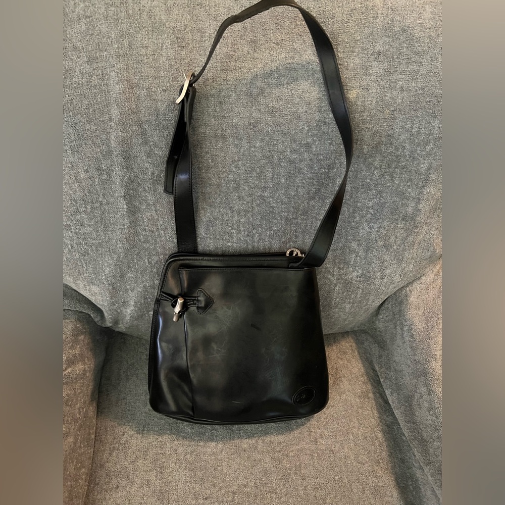 Longchamp black leather vintage shoulder bag.